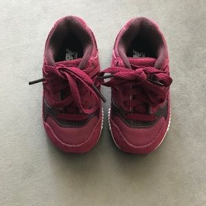 New Balance canvas wax baby sneaker in size 5.